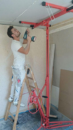 Wände, abgehängte Decken oder Verkleidungen